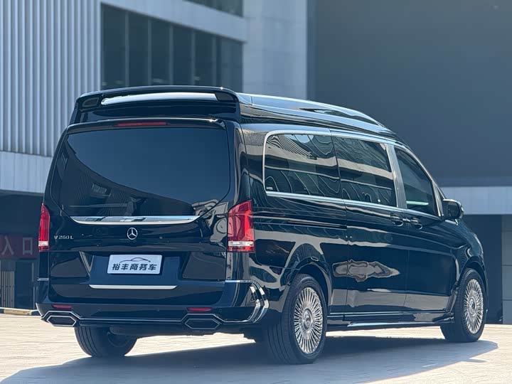 Фото 17 - Mercedes-Benz V-Class