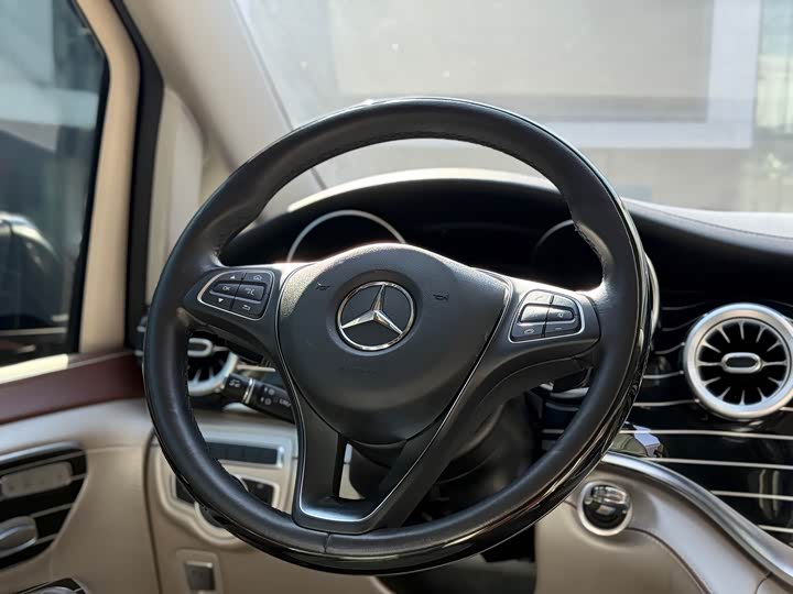 Фото 7 - Mercedes-Benz V-Class