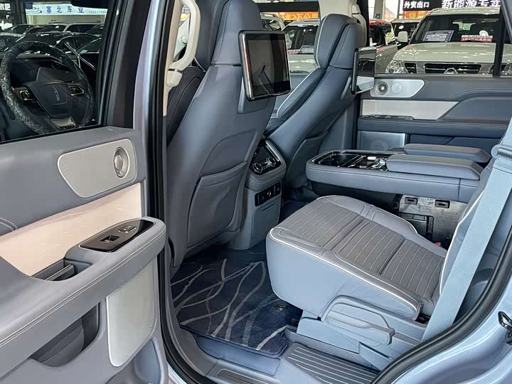 Фото 4 - Lincoln Navigator