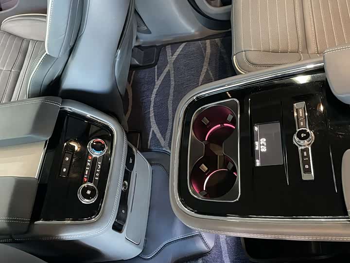 Фото 9 - Lincoln Navigator