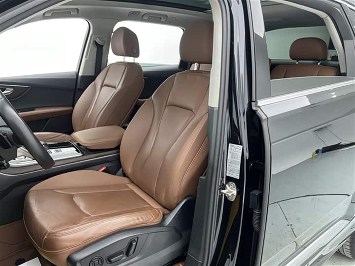 Фото 16 - Audi Q7