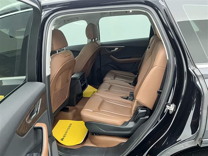 Фото 18 - Audi Q7