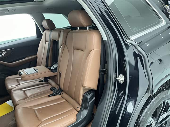 Фото 19 - Audi Q7