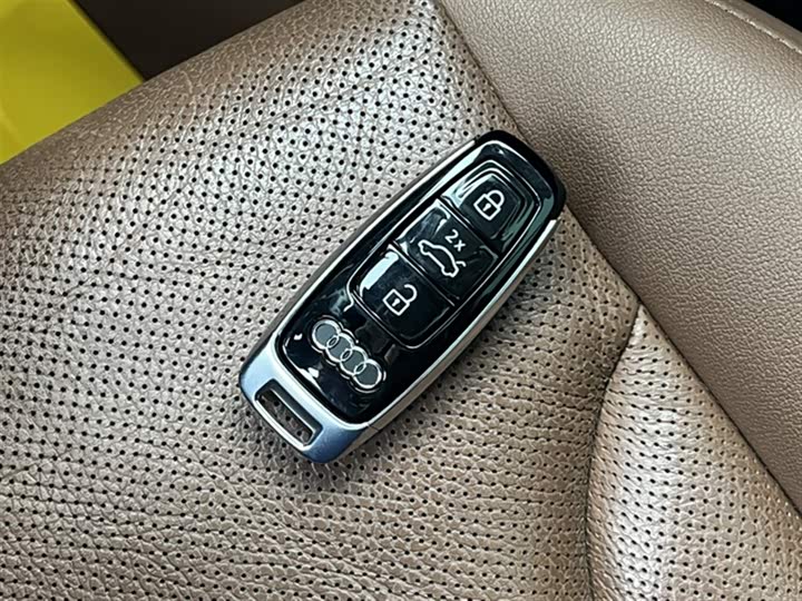 Фото 27 - Audi Q7