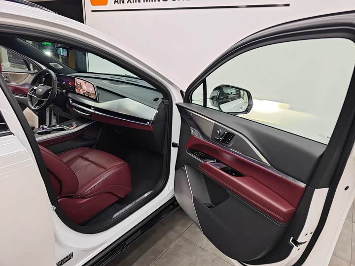 Фото 8 - Cadillac XT5
