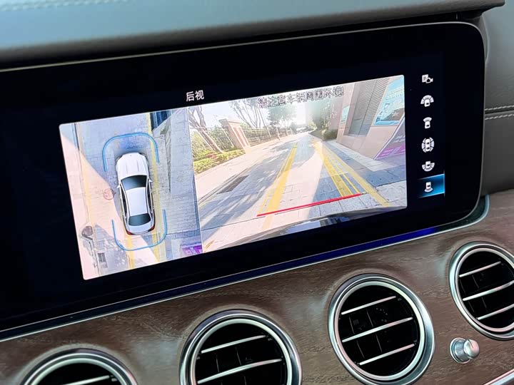 Фото 10 - Mercedes-Benz E-Class