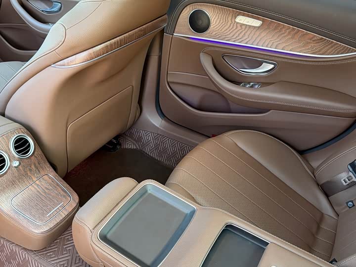 Фото 13 - Mercedes-Benz E-Class