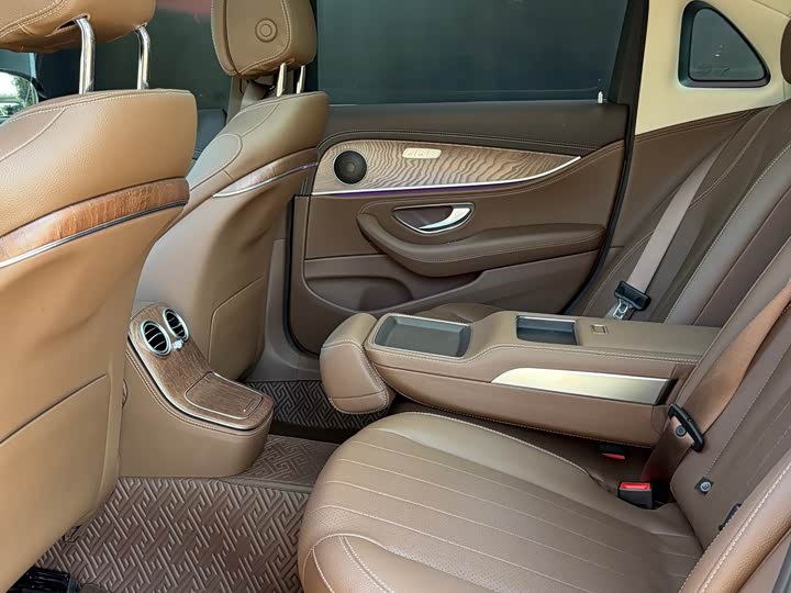 Фото 14 - Mercedes-Benz E-Class