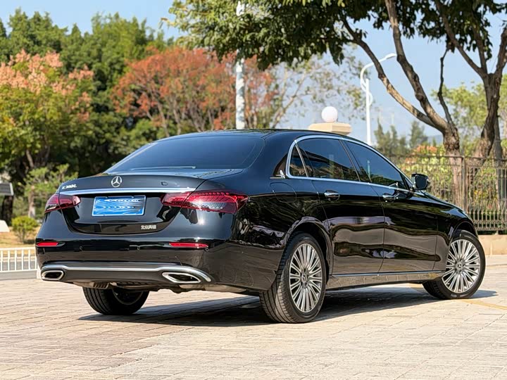 Фото 16 - Mercedes-Benz E-Class