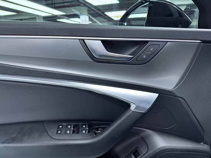 Фото 5 - Audi A6L