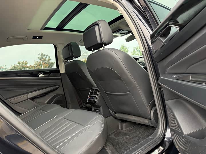 Фото 14 - Volkswagen Passat