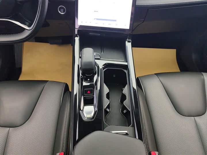 Фото 16 - Geely Atlas