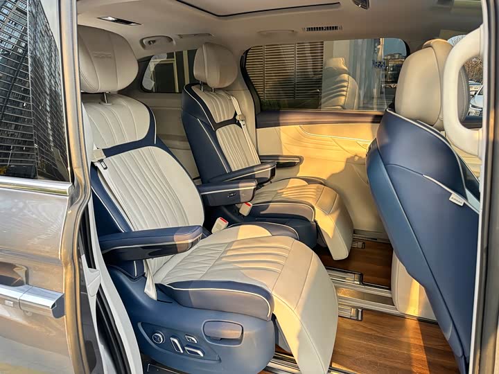 Фото 11 - Roewe iMax 8