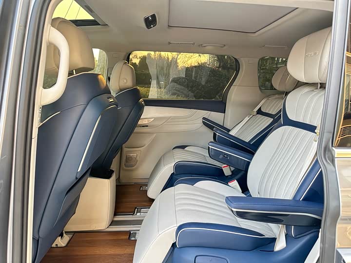 Фото 9 - Roewe iMax 8