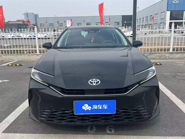 Фото 2 - Toyota Camry