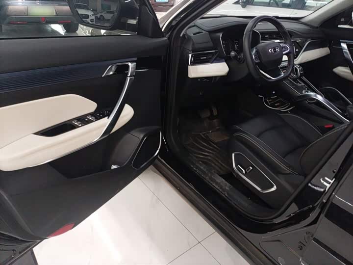 Фото 16 - Geely Atlas