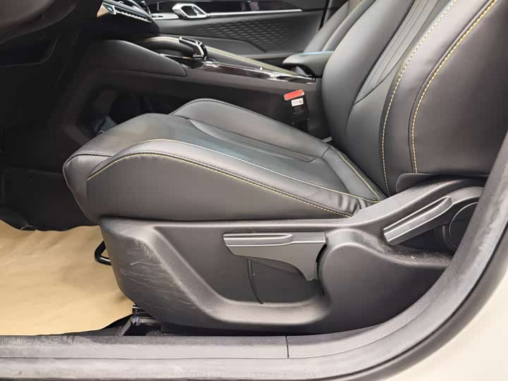 Фото 10 - Geely Coolray