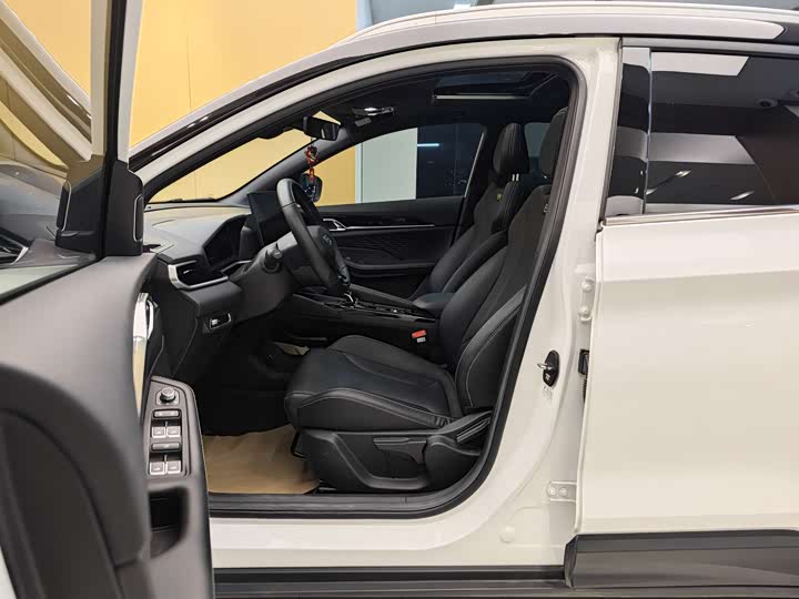 Фото 13 - Geely Coolray