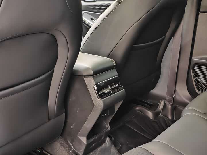 Фото 22 - Geely Coolray