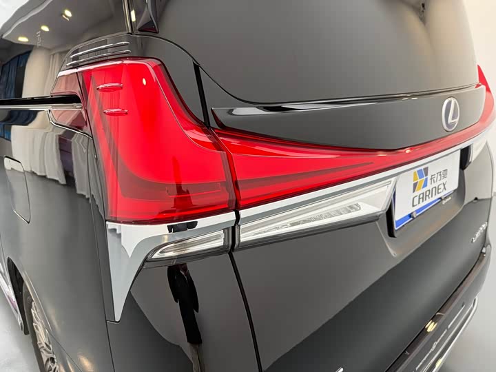 Фото 15 - Lexus LM