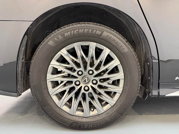 Фото 16 - Lexus LM