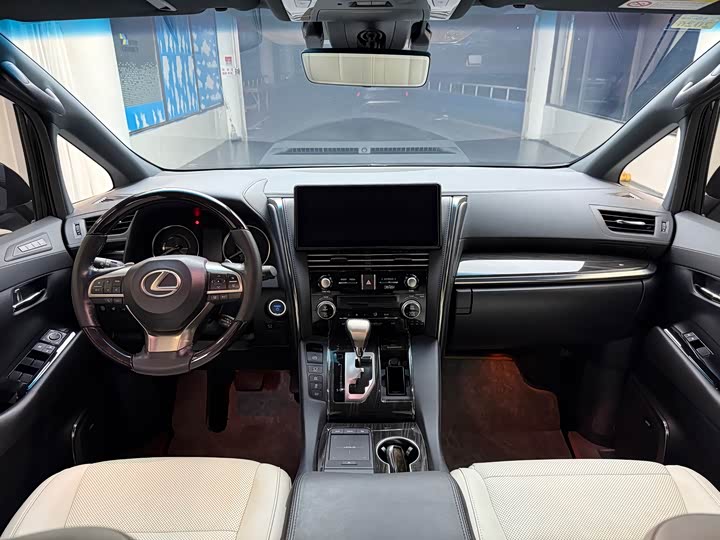 Фото 18 - Lexus LM