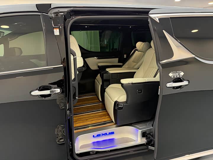 Фото 22 - Lexus LM