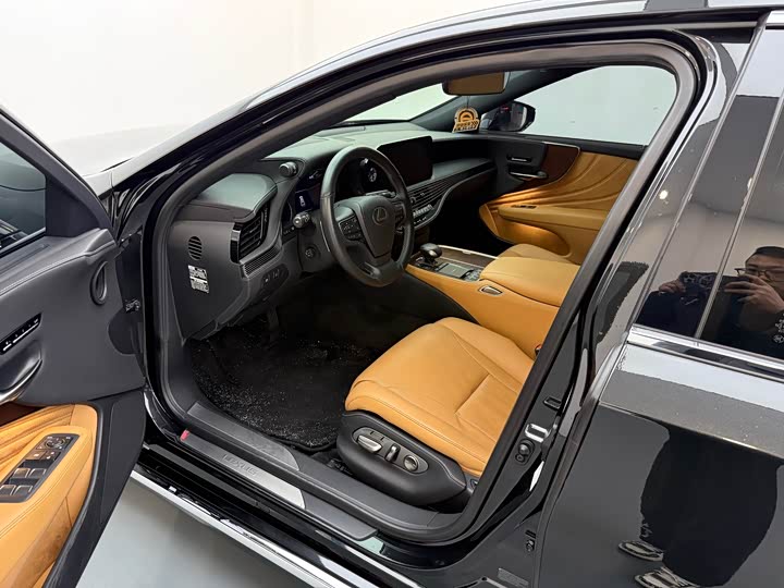 Фото 7 - Lexus LM