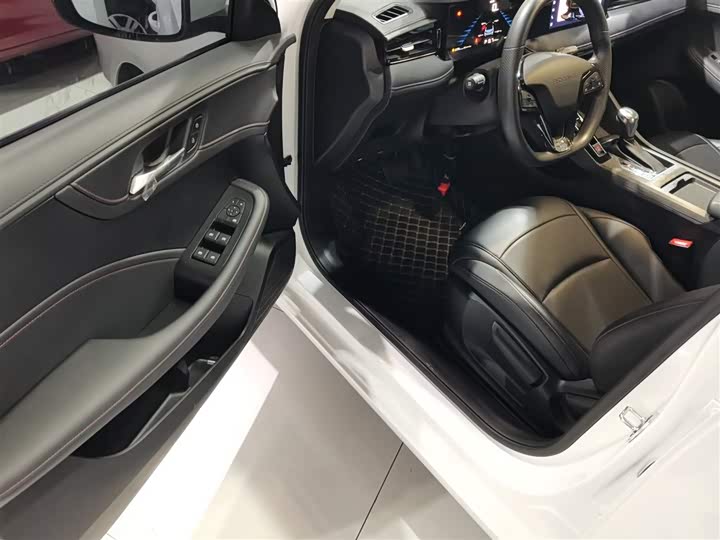 Фото 16 - Roewe i5