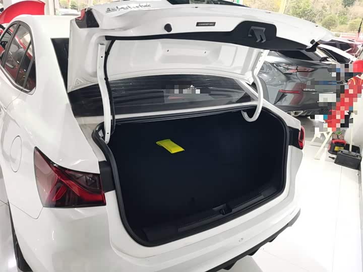 Фото 19 - Roewe i5