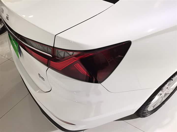 Фото 8 - Roewe i5