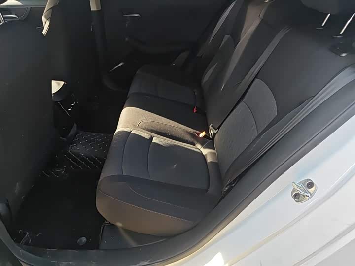 Фото 14 - Roewe i5