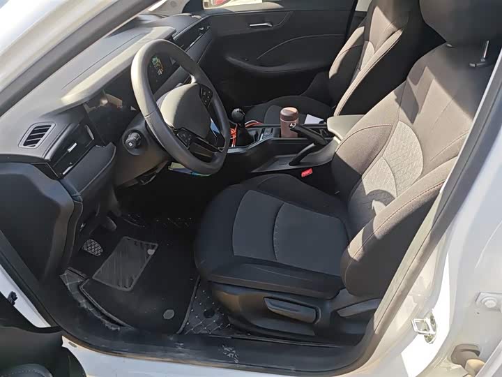 Фото 8 - Roewe i5