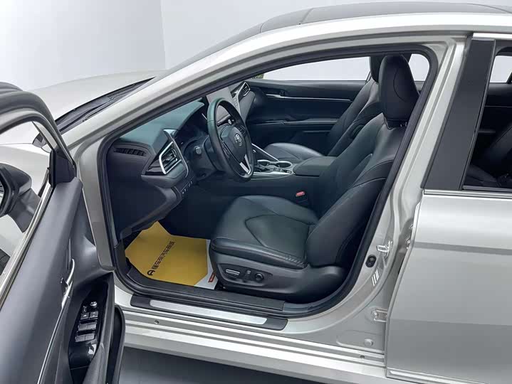 Фото 13 - Toyota Camry