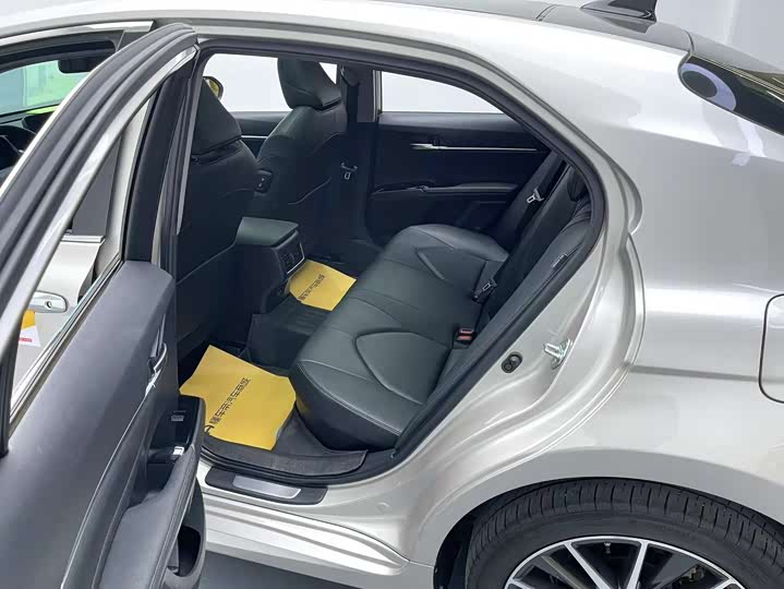 Фото 14 - Toyota Camry