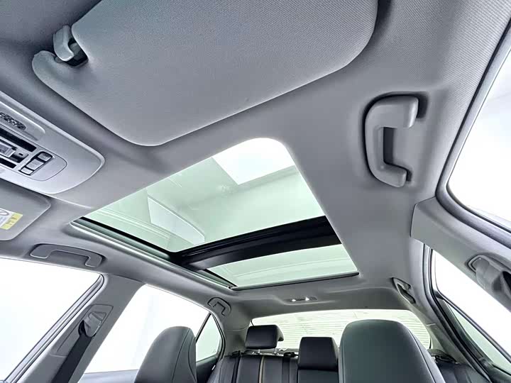 Фото 15 - Toyota Camry