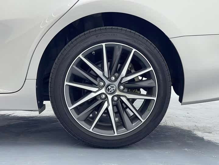 Фото 18 - Toyota Camry