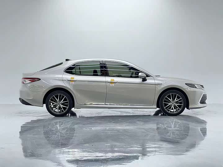 Фото 8 - Toyota Camry