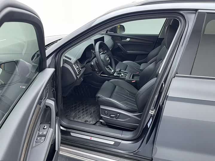 Фото 13 - Audi Q5L