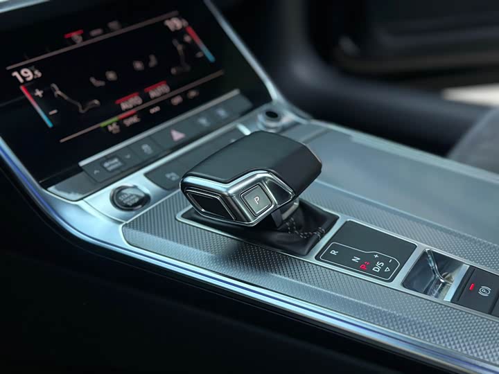 Фото 16 - Audi A6L