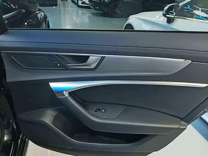 Фото 13 - Audi A6L