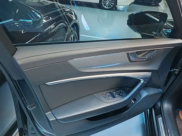 Фото 4 - Audi A6L