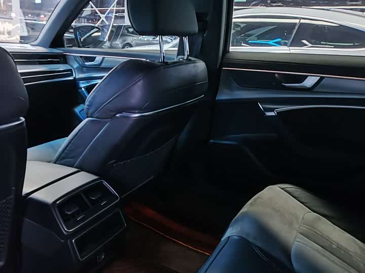 Фото 9 - Audi A6L