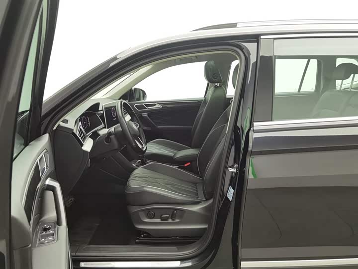 Фото 10 - Volkswagen Tiguan L Pro