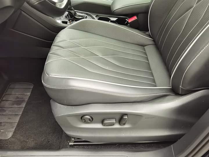 Фото 20 - Volkswagen Tiguan L Pro