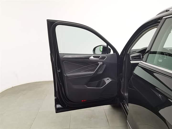 Фото 8 - Volkswagen Tiguan L Pro