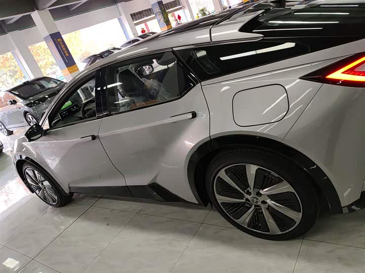 Фото 5 - Toyota bZ5