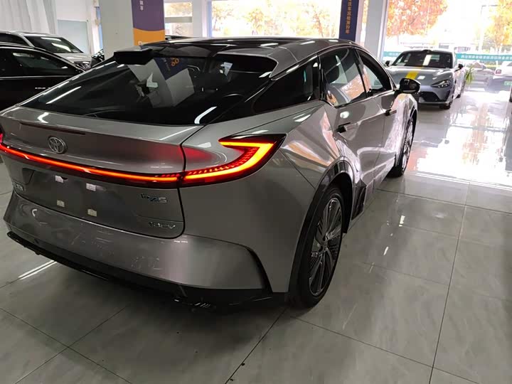 Фото 8 - Toyota bZ5