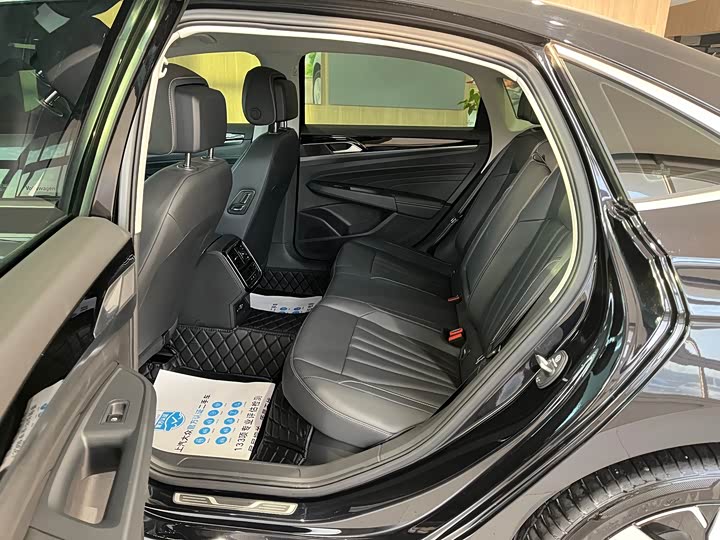 Фото 14 - Volkswagen Passat