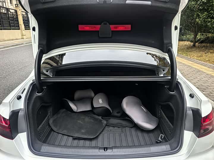 Фото 13 - Audi A4L